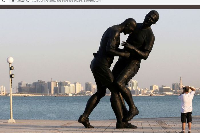 Patung Zinedine Zidane karya Adel Abdessemed yang sempat dibangun di Qatar