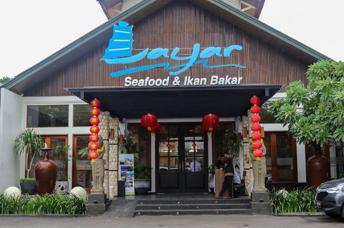 Located in Meruya, Layar Seafood 99 serves the tank-to-table seafood dining experience.