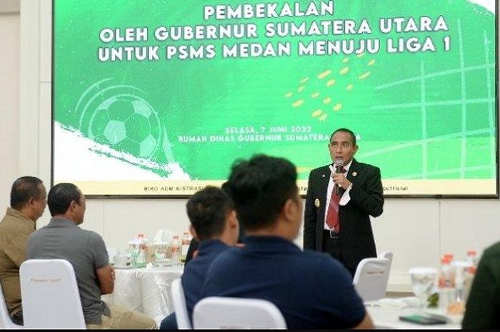 Gubernur Sumatera Utara (Sumut) Edy Rahmayadi memberikan pembekalan kepada para pemain PSMS Medan yang akan mengikuti pemusatan latihan di Sidoarjo, Jawa Timur di Rumah Dinas Gubernur Sumut Jalan Jenderal Sudirman Nomor 41 Medan, Selasa (7/6/2022). 