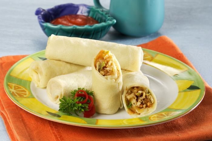 Sajian lumpia basah pepaya muda. Kuliner khas Semarang yang enak untuk camilan malam.