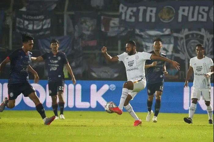 Suasana pertandingan antara Arema FC melawan Rans Nusantara FC di Stadion Kanjuruhan, Malang, Selasa, (7/6/2022).