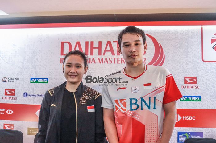 Atlet bulutangkis ganda campuran Indonesia, Rinov Rivaldy dan Pitha Heningtyas Mentari, saat ditemui awak media di Istora Senayan, Jakarta, 9 Juni 2022.