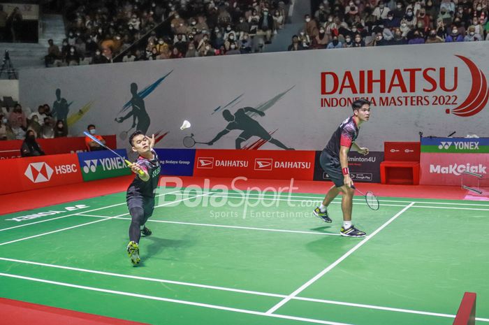 Atlet bulutangkis ganda putra Indonesia, Leo Rolly Cornando dan Daniel Marthin , sedang bertanding di Istora Senayan