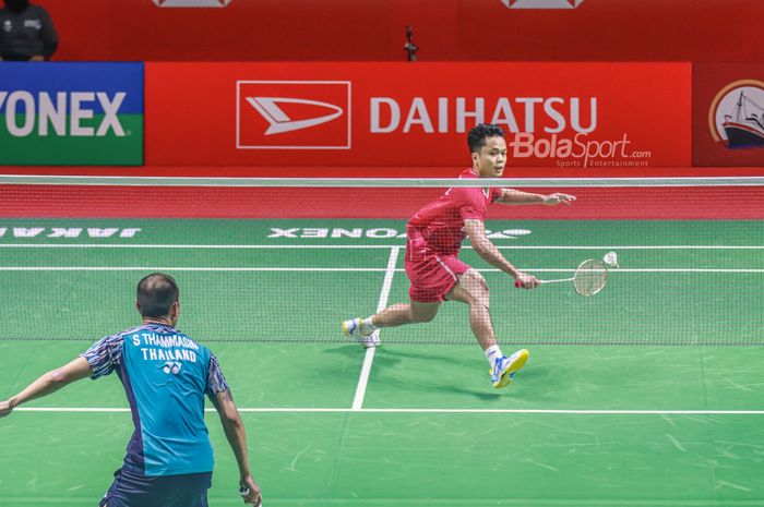 Atlet bulu tangkis tunggal putra Indonesia, Anthony Sinisuka Ginting (Anthony Ginting), sedang bertanding di Istora Senayan, Jakarta pada 9 Juni 2022.