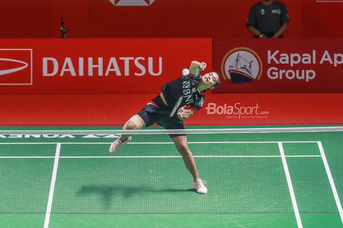 Aksi pebulu tangkis tunggal putri Indonesia, Gregoria Mariska Tanjung, pada babak 16 besar Indonesia Masters 2022 di Istora Gelora Bung Karno, Senayan, Jakarta, 9 Juni 2022.