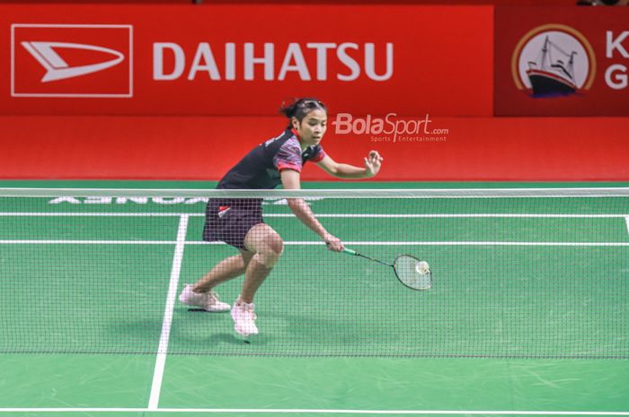 Aksi pebulu tangkis tunggal putri Indonesia, Gregoria Mariska Tanjung, pada babak 16 besar Indonesia Masters 2022 di Istora Gelora Bung Karno, Senayan, Jakarta, 9 Juni 2022.