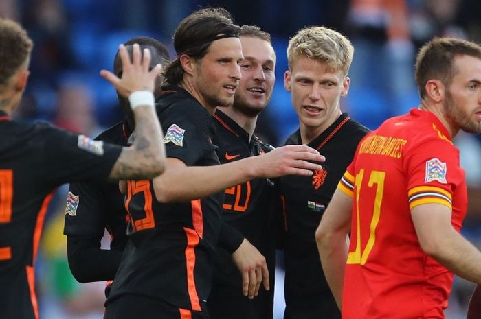 Para pemain timnas Belanda merayakan gol Teun Koopmeiners ke gawang timnas Wales dalam laga UEFA Nations League 2022-2023.