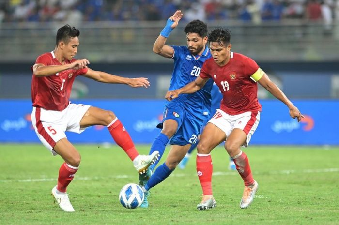 Dua bek Timnas Indonesia, Rizky Ridho dan Fachruddin Aryanto, menempel ketat striker Kuwait Yousef Nasser dalam Kualifikasi Piala Asia 2023 di Stadion Internasional Jaber Al-Ahmad, Kuwait City, 8 Juni 2022. 