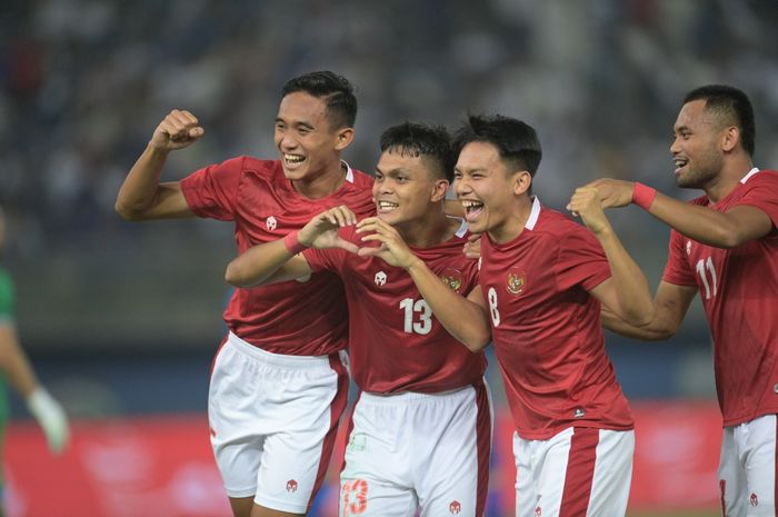 Para pemain timnas Indonesia saat melakukan selebrasi setelah mencetak gol kedua ke gawang Kuwait dalam laga Grup A Kualifikasi Piala Asia 2023 yang bergulir di Jaber Al-Ahmad International Stadium, Kuwait City, pada Rabu (8/6/2022).