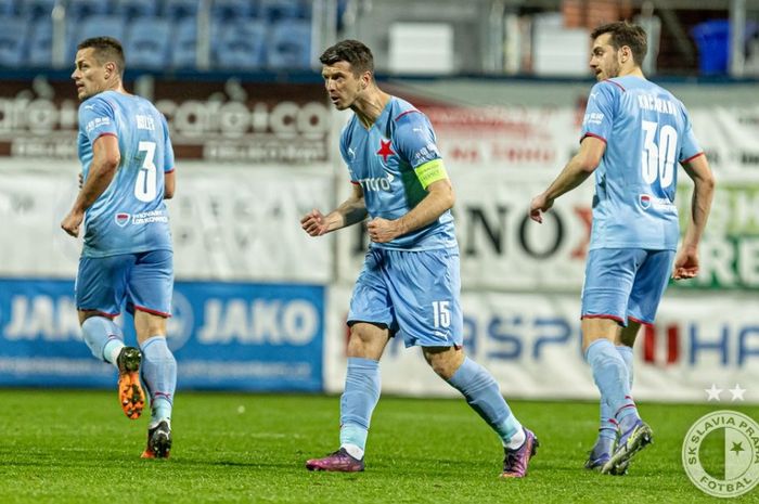 Klub Liga Ceko, Slavia Praha, mendoakan mantan pemainnya yang pernah membuat Lionel Messi mati kutu, Ondrej Kudela (tengah), agar bisa sukses bersama klub barunya, Persija Jakarta.