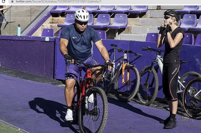 Presiden sekaligus pemilik Real Valladolid, Ronaldo Nazario, menunaikan nazarnya dengan bersepeda ke Santiago de Compostela.