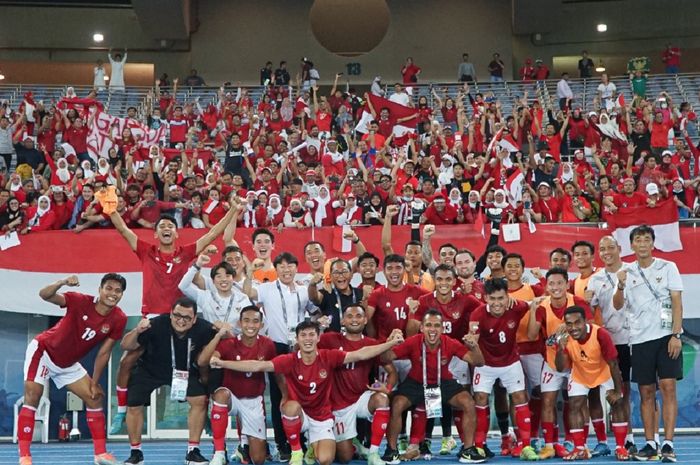 Timnas Indonesia berfoto gembira bersama fans seusai membungkam Kuwait dalam Kualifikasi Piala Asia 2023 di Stadion Internasional Jaber Al-Ahmad, Kuwait City, Kamis (9/6/2022) dini hari WIB.