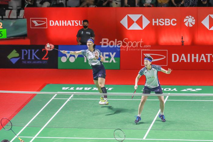 Atlet bulutangkis ganda putri Korea Selatan, Lee So-hee dan Shin Seung-chan, sedang bertanding di Istora Senayan, Jakarta, 10 Juni 2022.