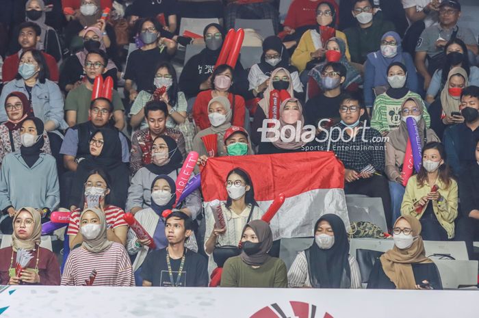 Sejumlah penonton Indonesia Masters 2022 membawa bendera Merah Putih di Istora Senayan, Jakarta, 10 Juni 2022.