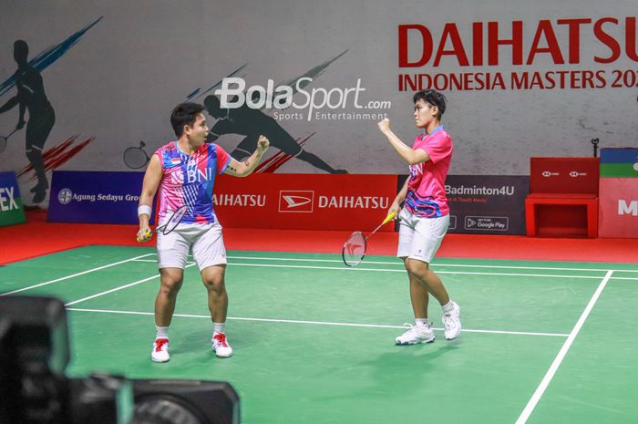 Atlet bulutangkis ganda putri Indonesia, Apriyani Rahayu dan Siti Fadia Silva Ramadhanti, sedang bersemangaf ketika bertanding di Istora Senayan, Jakarta, 10 Juni 2022.