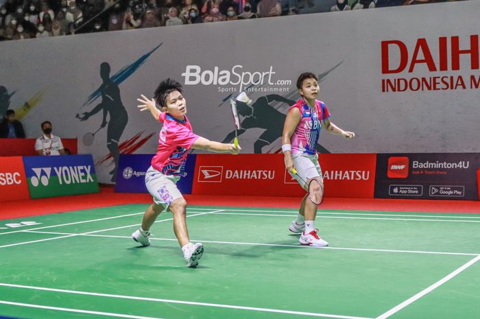 Atlet bulutangkis ganda putri Indonesia, Apriyani Rahayu dan Siti Fadia Silva Ramadhanti, sedang bertanding di Istora Senayan, Jakarta, 10 Juni 2022.