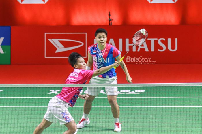 Atlet bulutangkis ganda putri Indonesia, Apriyani Rahayu dan Siti Fadia Silva Ramadhanti, sedang bertanding di Istora Senayan, Jakarta, 10 Juni 2022.