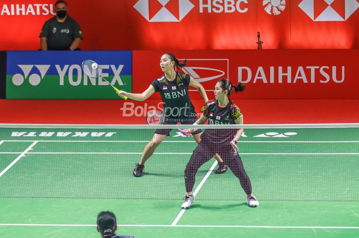 Atlet bulutangkis ganda putri Indonesia, Febby Valencia Dwijayanti Putri dan Ribka Sugiarto, sedang bertanding di Istora Senayan, Jakarta, 10 Juni 2022.