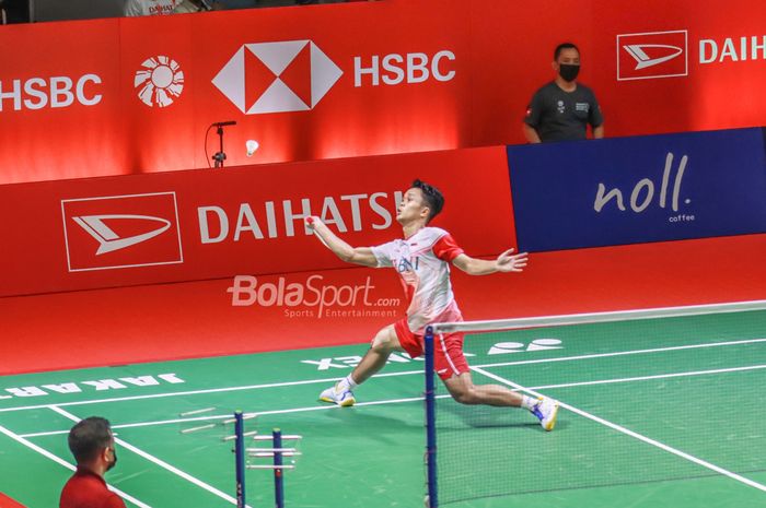 Atlet bulu tangkis tunggal putra Indonesia, Anthony Sinisuka Ginting (Anthony Ginting), sedang bertanding di Istora Senayan, Jakarta pada 10 Juni 2022.