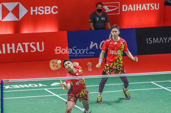 Atlet bulu tangkis ganda putra Indonesia, Fajar Alfian dan Muhammad Rian Ardianto, sedang bertanding di Istora Senayan, Jakarta, 10 Juni 2022.