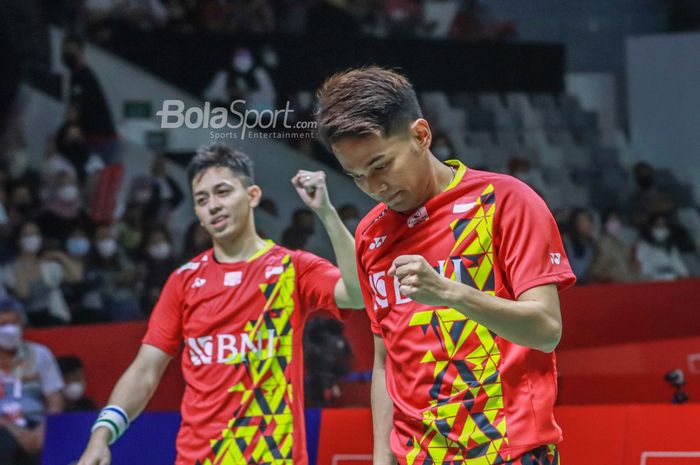 Atlet bulu tangkis ganda putra Indonesia, Fajar Alfian dan Muhammad Rian Ardianto, sedang merayakan keberhasilan dengan mengepal tangan di Istora Senayan, Jakarta, 10 Juni 2022.
