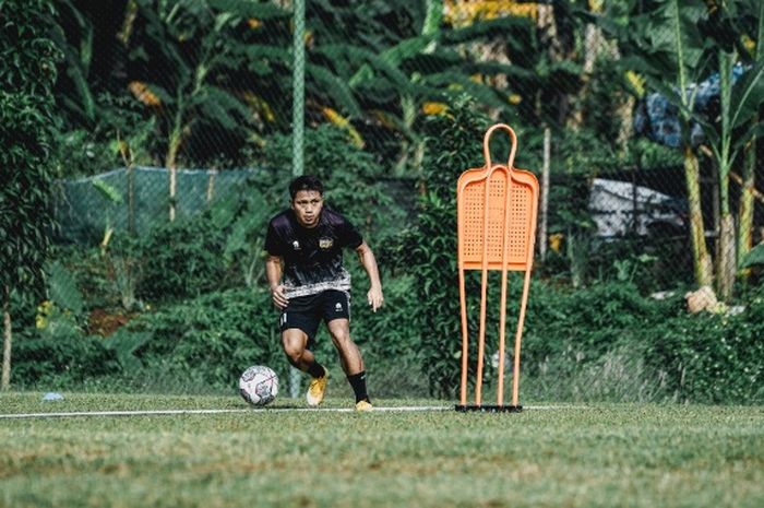 Dewa United resmi mendatangkan Natanael Siringoringo dari klub Malaysia, Kelantan FC, dengan status pinjaman.