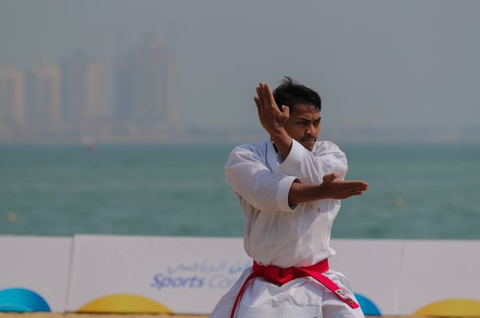 Karateka Indonesia Ahmad Zigi Zaresta saat tampil di disiplin kata pada edisi perdana ANOC World Beach Games 2019 Doha. ANOC Photo 