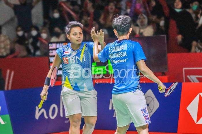 Atlet bulutangkis ganda putri Indonesia, Apriyani Rahayu dan Siti Fadia Silva Ramadhanti, sedang memberikan semangat dengan simbol salaman di Istora Senayan, Jakarta, 11 Juni 2022.