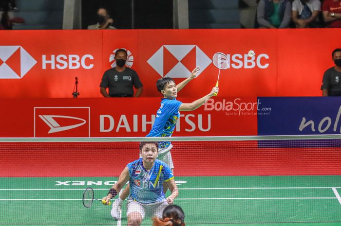 Atlet bulutangkis ganda putri Indonesia, Apriyani Rahayu dan Siti Fadia Silva Ramadhanti, sedang bertanding di Istora Senayan, Jakarta, 11 Juni 2022.