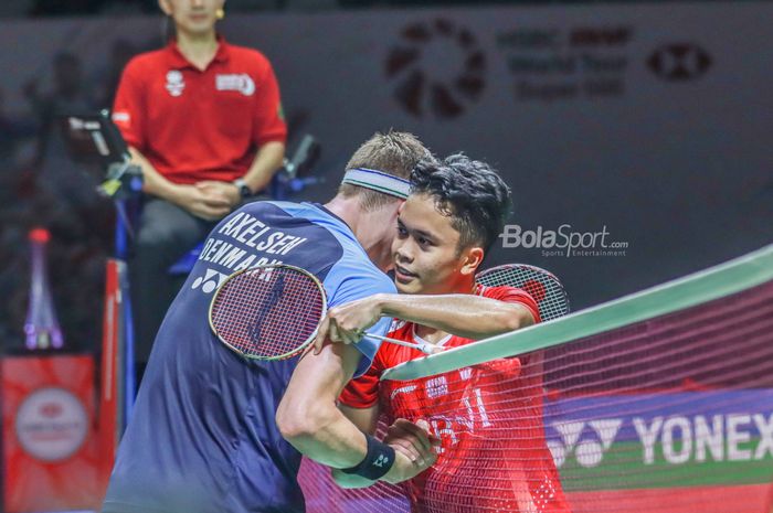 Pebulu tangkis tunggal putra Indonesia, Anthony Sinisuka Ginting (Anthony Ginting), akan kembali menghadapi Viktor Axelsen dari Denmark (kiri) pada perempat final Indonesia Open 2022. Pertandingan mereka bisa ditonton melalui live streaming.