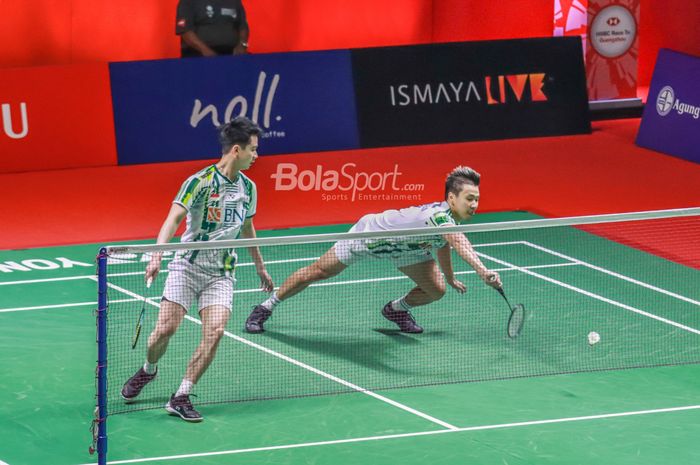 Pasangan ganda putra Indonesia, Marcus Fernaldi Gideon dan Kevin Sanjaya Sukamuljo, sedang beraksi di Istora Senayan, Jakarta, 9 Juni 2022.