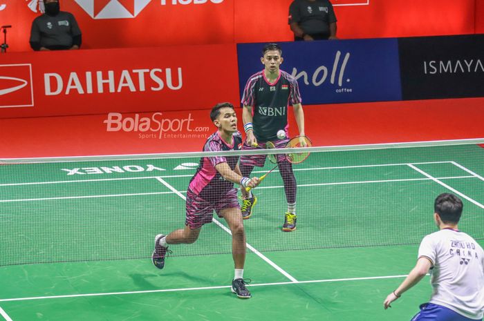 Atlet bulu tangkis ganda putra Indonesia, Fajar Alfian dan Muhammad Rian Ardianto, sedang bertanding di Istora Senayan, Jakarta, 11 Juni 2022.