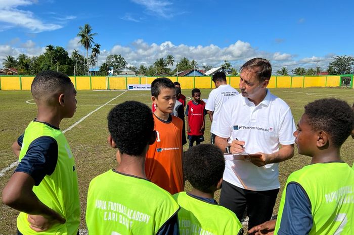 Wolfgang Pikal, memimpin Cari Bakat Papua Football Academy pada Sabtu (11/6/2022) di Stadion Wania, Timika.