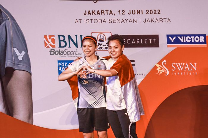 Greysia Polii dan Apriyani Rahayu nampak berfoto bersama di Istora Senayan, Jakarta, 12 Juni 2022.