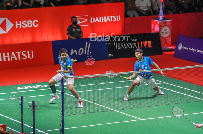 Atlet bulutangkis ganda putri Indonesia, Apriyani Rahayu dan Siti Fadia Silva Ramadhanti, sedang bertanding di Istora Senayan, Jakarta, 12 Juni 2022.