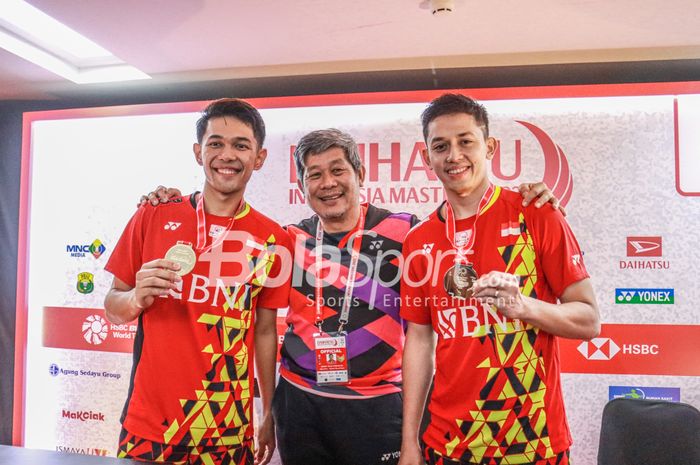 Atlet bulutangkis ganda putra Indonesia, Fajar Alfian (kiri) dan Muhammad Rian Ardianto (kanan), sedang berfoto dengan sang pelatih bernama Herry Iman Piengardi (Herry IP) di Istora Senayan, Jakarta, 12 Juni 2022.