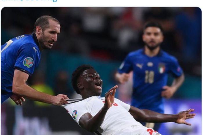 Momen Giorgio Chiellini saat menarik jersei Bukayo saka saat Inggris melawan Italia di final EURO 2020.