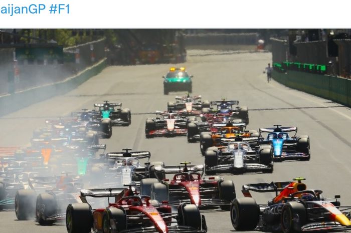 Pembalap Ferrari, Charles Leclerc, melebar di tikungan pertama pada balapan Formula 1 GP Azerbaijan di Sirkuit Kota Baku, Azerbaijan, 12 Juni 2022. Kesialan Leclerc berlanjut setelah mengalami gagal mesin pada lap ke-20.