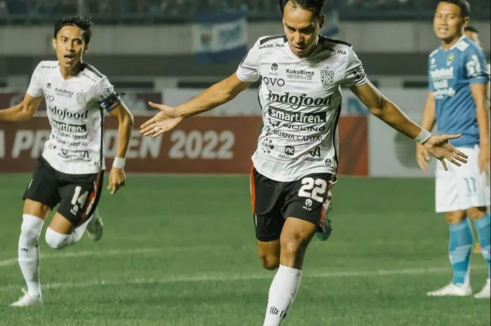 Pemain Bali United, Novri Setiawan melakukan selebrasi setelah mencetak gol ke gawang Persib Bandung pada laga penyisihan Grup C Piala Presiden 2022 di Stadion Gelora Bandung Lautan Api (GBLA), Minggu (12/6/2022).