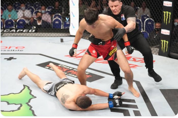 Debutan asal China, Hayisaer Maheshate, meng-KO Sergio Garcia di UFC 275, Minggu (12/6/2022) di Singapura.