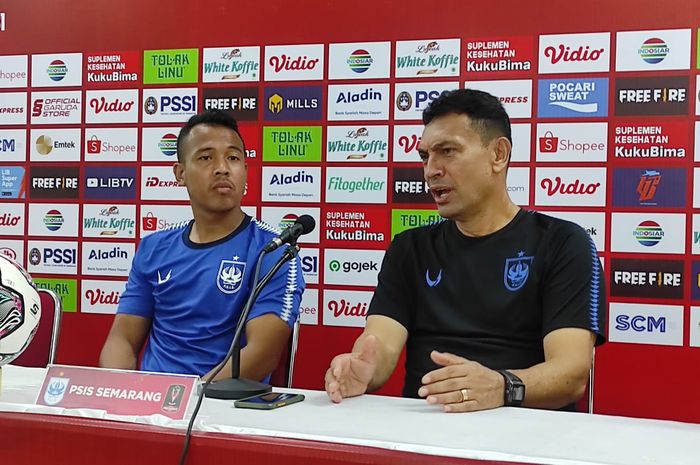 Pelatih anyar PSIS Semarang, Sergio Alexandre (kanan) bersama Guntur Triaji saat sesi jumpa pers.