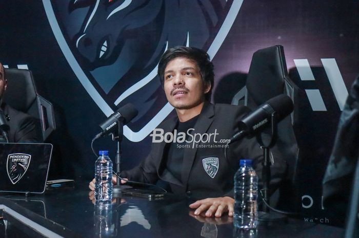 Pemilik tim futsal Pendekar United, Atta Halilintar, nampak serius dalam sesi jumpa pers di markas kawasan Pondok Indah, Jakarta Selatan, 13 Juni 2022.