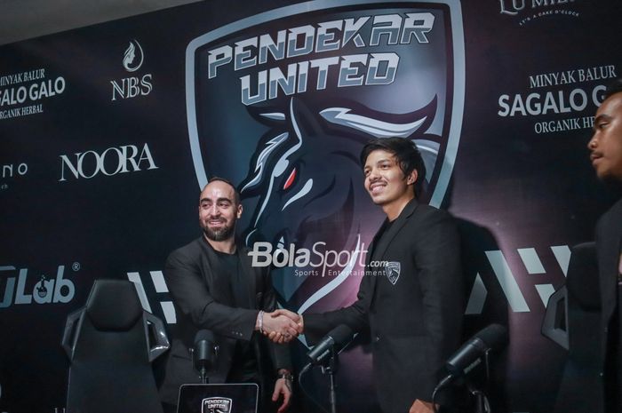 Pemilik klub futsal Pendekar United, Atta Halilintar (kanan), nampak berpose jabat tangan dengan pemain barunya bernama Ricardinho (kiri) di markas kawasan Pondok Indah, Jakarta Selatan, 13 Juni 2022.