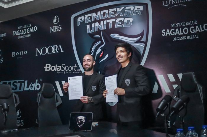 Pemilik klub futsal Pendekar United, Atta Halilintar (kanan), nampak berpose kertas kontrak dengan pemain barunya bernama Ricardinho (kiri) di markas kawasan Pondok Indah, Jakarta Selatan, 13 Juni 2022.