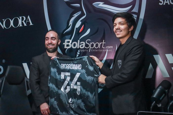 Pemilik klub futsal Pendekar United, Atta Halilintar (kanan), nampak berpose dengan pemain barunya bernama Ricardinho (kiri) di markas kawasan Pondok Indah, Jakarta Selatan, 13 Juni 2022.