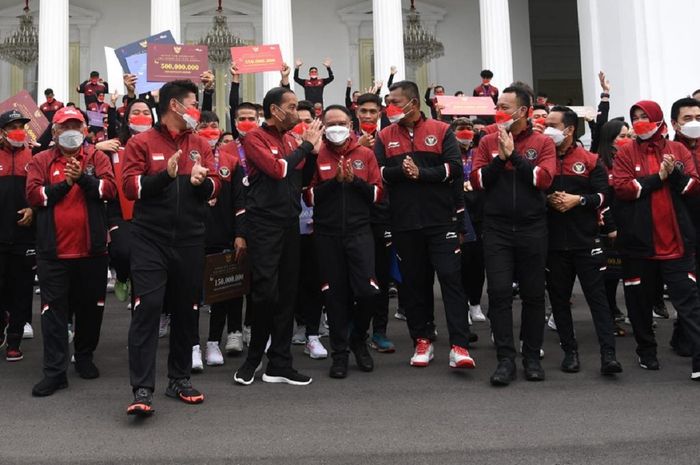 Presiden Joko Widodo memberika hadiah untuk para atlet peraih medali di Ajang SEA Games 2021