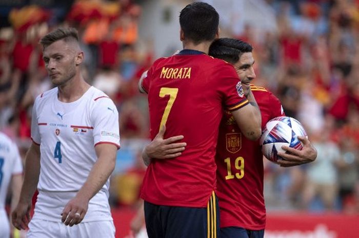 Carlos Soler (kanan) cetak gol timnas Spanyol ke gawang Rep Ceska pada duel UEFA Nations League di La Rosaleda, Malaga (12/6/2022).