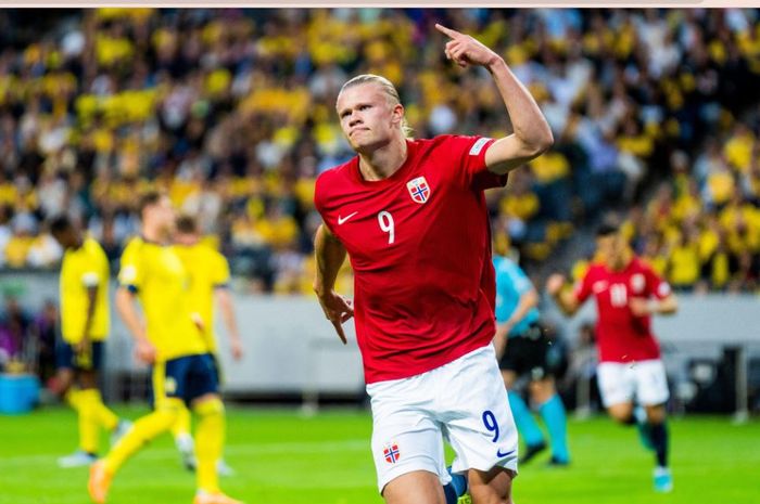 Erling Haaland mencetak gol untuk timnas Norwegia ke gawang timnas Swedia dalam ajang UEFA Nations League, Minggu (12/6/2022).