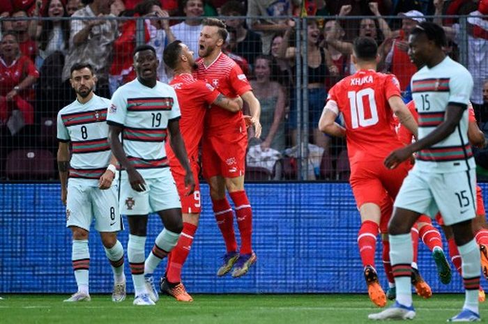 Penyerang timnas Swiss, Haris Seferovic, merayak golnya ke gawang timnas Portugal pada matchday keempat Liga A Grup 2 UEFA Nations League di Stade de Geneve, Minggu (12/6/2022).