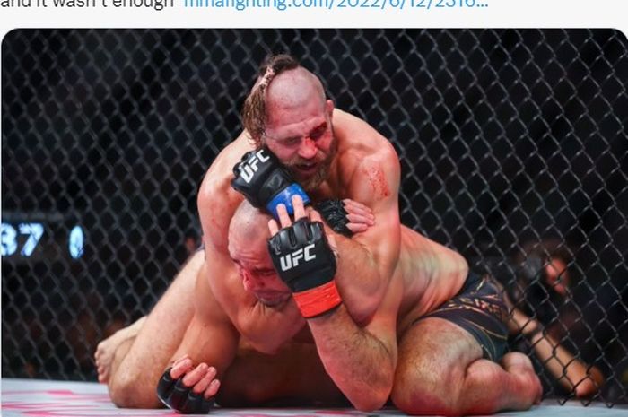 Momen Jiri Prochazka mencekik Glover Texiera pada UFC 275 di Singapore Indoor Stadium, Singapura, Minggu (12/6/2022).